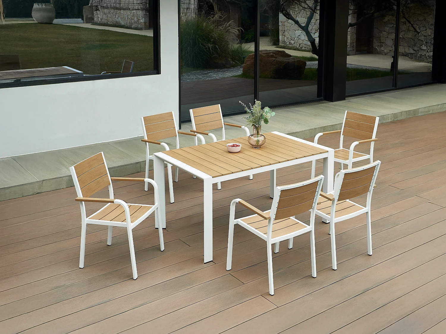 Sala da pranzo da giardino in alluminio: un tavolo L.150 cm e 6 poltrone impilabili Naturale chiaro e bianco - NYROS di MYLIA