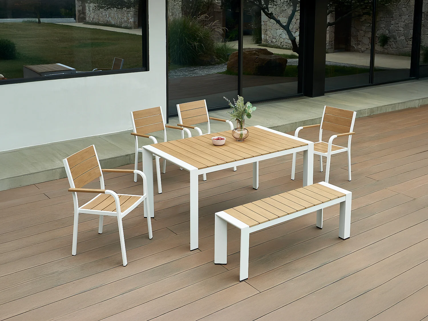Salle à manger de jardin en aluminium : une table L.150 cm, 4 fauteuils et 1 banc - Naturel clair et blanc - NYROS de MYLIA