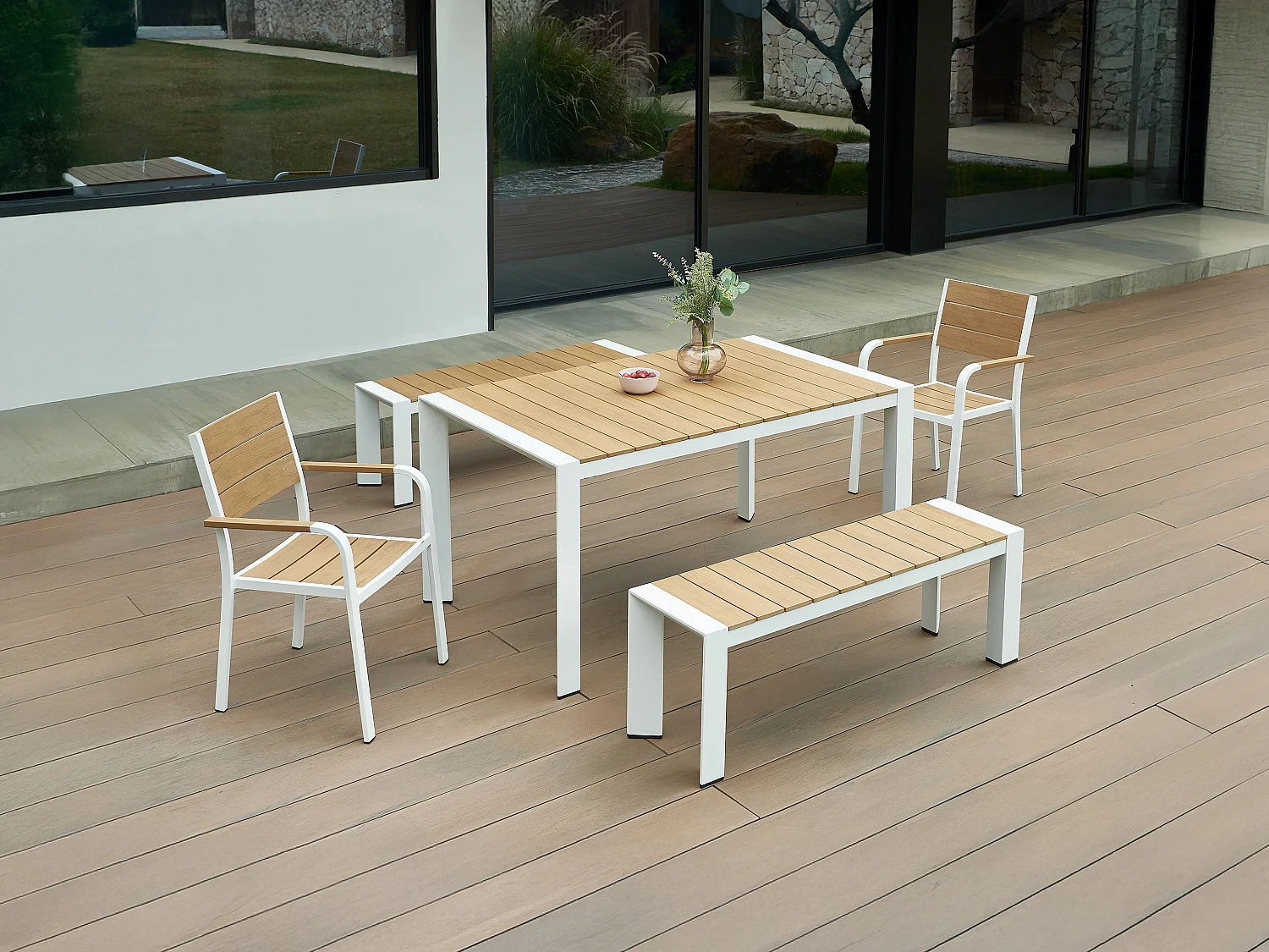 Salle à manger de jardin en aluminium : une table L.150 cm, 2 fauteuils et 2 bancs - Naturel clair et blanc - NYROS de MYLIA