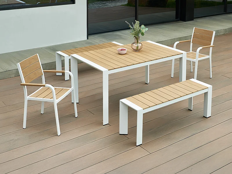 Sala da pranzo da giardino in alluminio: un tavolo L.150 cm, 2 poltrone e 2 panche Naturale chiaro e bianco - NYROS di MYLIA