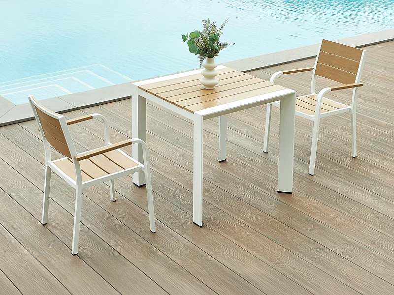Sala da pranzo da giardino in alluminio: un tavolo L.80 cm e 2 poltrone impilabili Naturale chiaro e bianco - NYROS di MYLIA