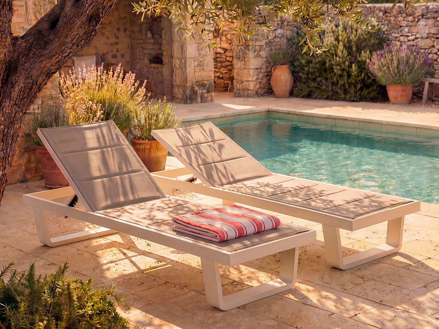 Lot de 2 bains de soleil en aluminium et textilène - Gris et blanc - NABUNA de MYLIA