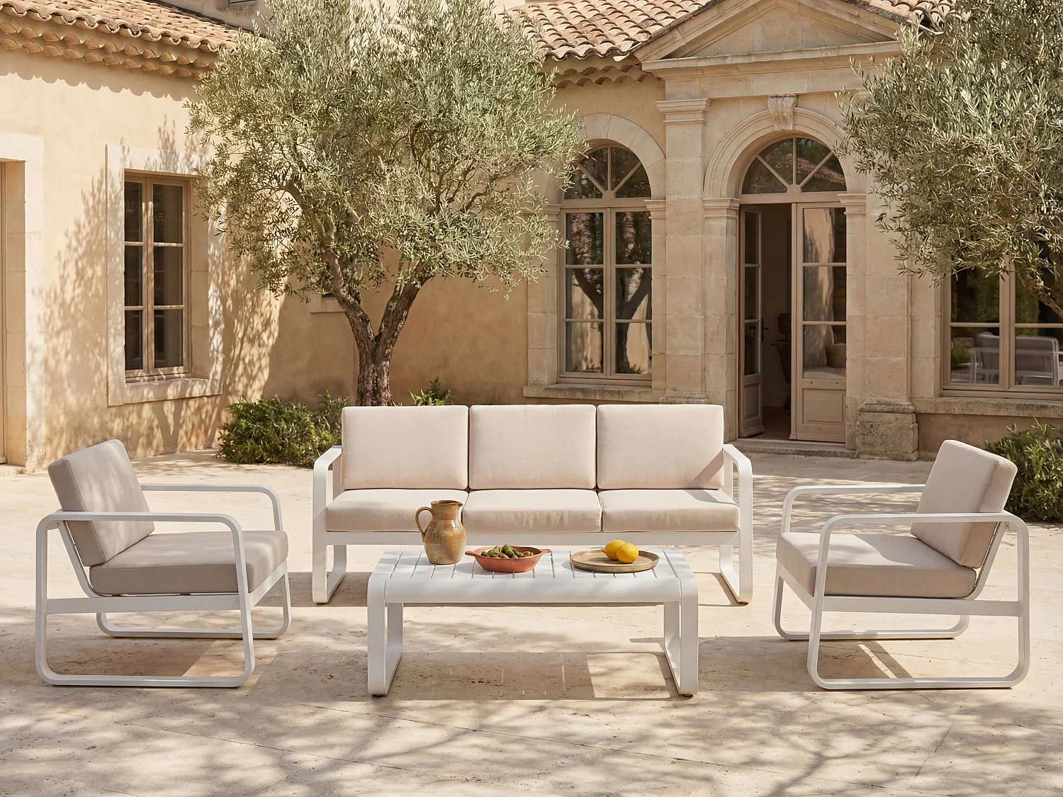 Salon de jardin en aluminium : 1 canapé 3 places, 2 fauteuils et 1 table basse - Blanc avec coussins beiges - LOMIA de MYLIA