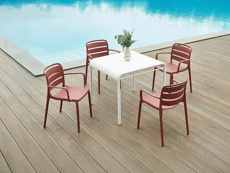Salle à manger de jardin en polypropylène : une table L.90 cm et 4 fauteuils empilables - Terracotta - MOAH de MYLIA