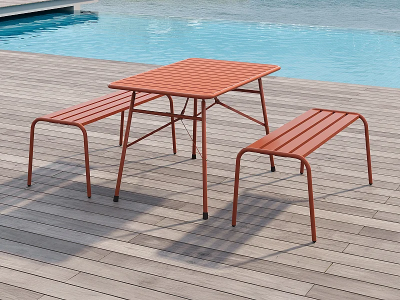 Metalowy zestaw jadalniany ogrodowy - składany stół dł. 110 cm i 2 ławki - Terracotta - MIRMANDE od MYLIA