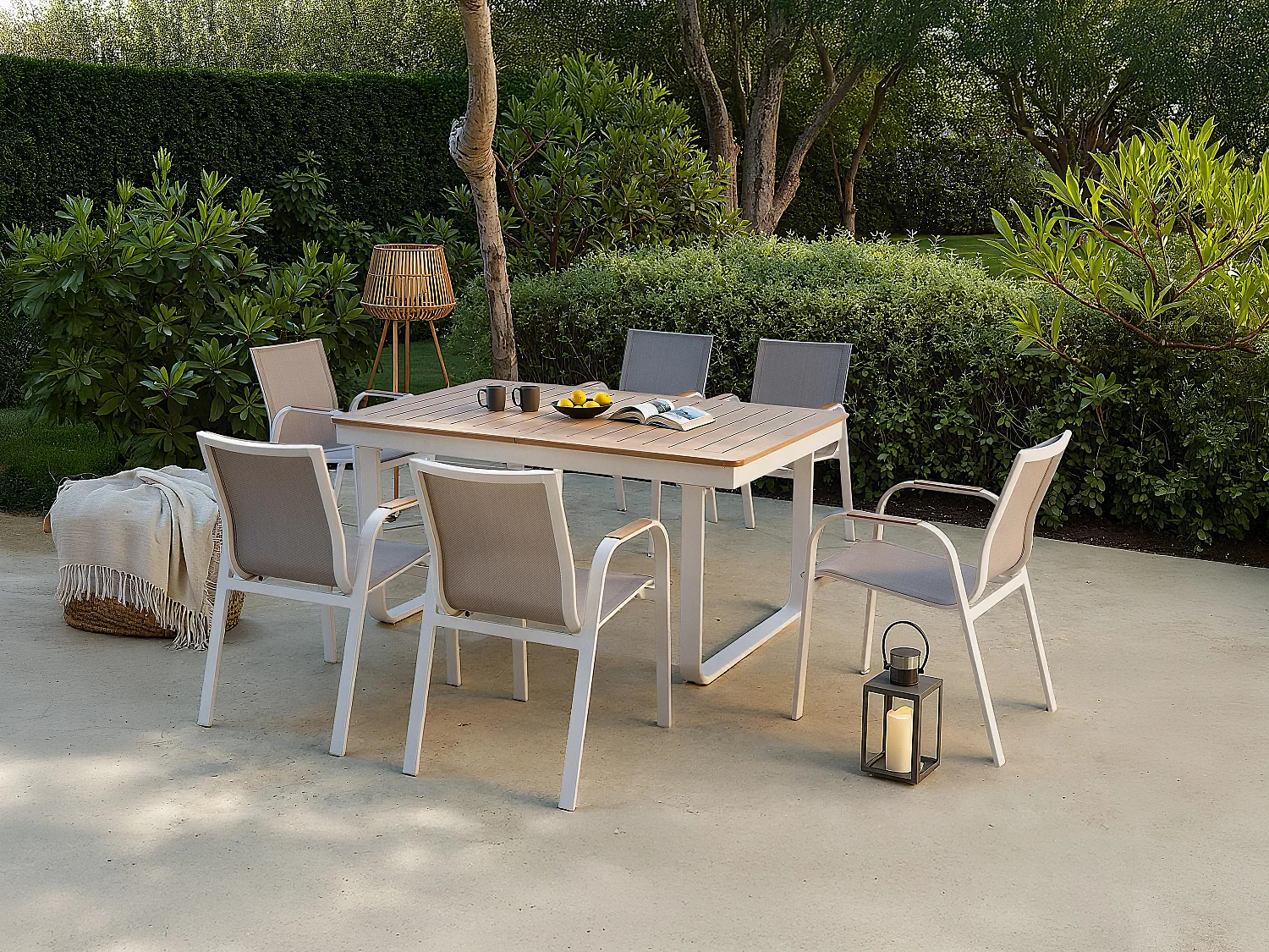 Sala de jantar de jardim em alumínio: mesa extensível em alumínio C.155/246 cm e 6 poltronas de braço - Natural claro e branco - SERUNO da MYLIA