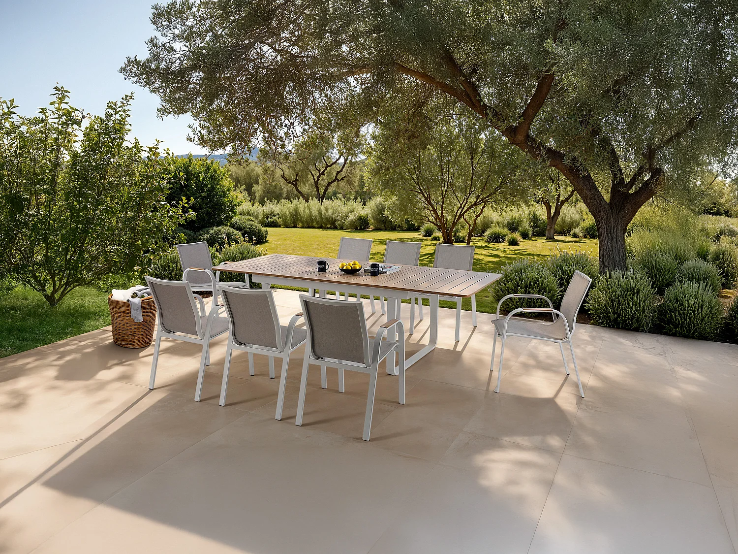 Sala de jantar de jardim em alumínio: mesa extensível em alumínio C.155/246 cm e 8 poltronas - Natural claro e branco - SERUNO da MYLIA