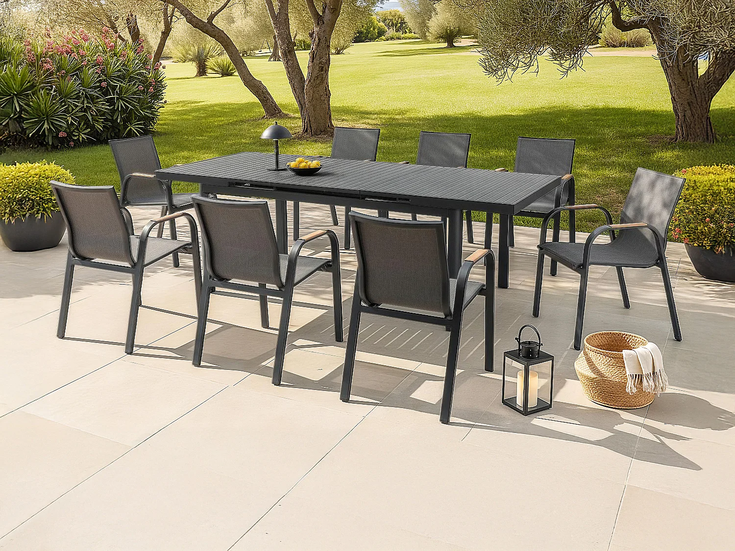 Salle à manger de jardin en aluminium : une table extensible L.180/240 cm et 8 fauteuils - Anthracite - ZEYVA de MYLIA