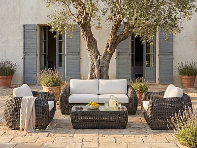 Salon de jardin en résine tressée : un canapé de jardin 2 places, 2 fauteuils et 1 table basse - Anthracite avec coussins blancs - VEYRO de MYLIA