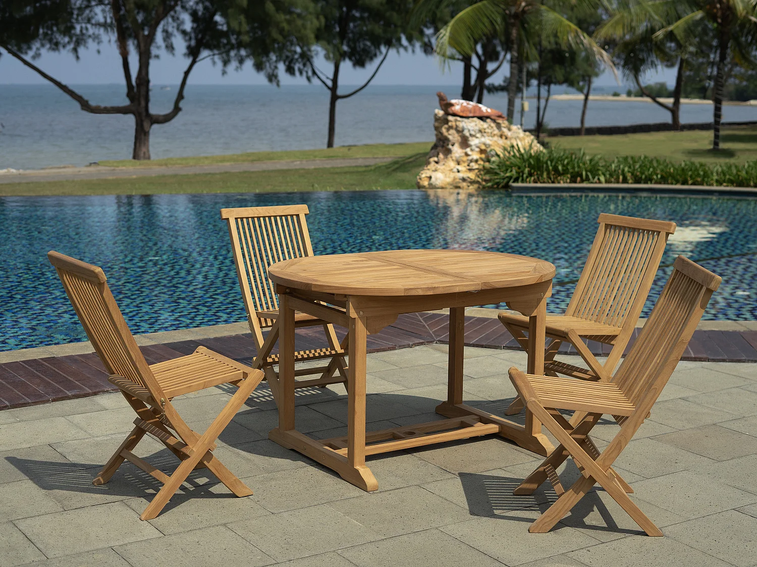 Salle à manger de jardin en teck : une table extensible L.120 / 170 cm et 4 chaises pliantes - Naturel clair - BYBLOS II de MYLIA