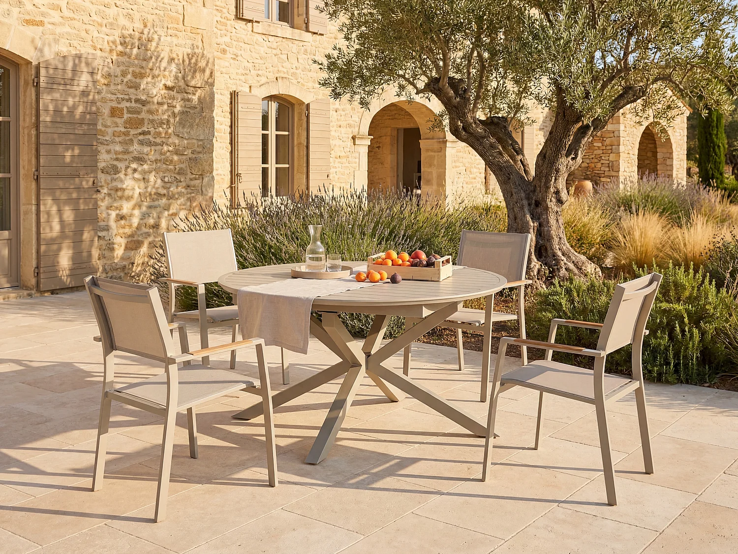 Salle à manger de jardin en aluminium : une table ronde extensible L.150/200 cm et 4 fauteuils empilables - Taupe - YOHA de MYLIA