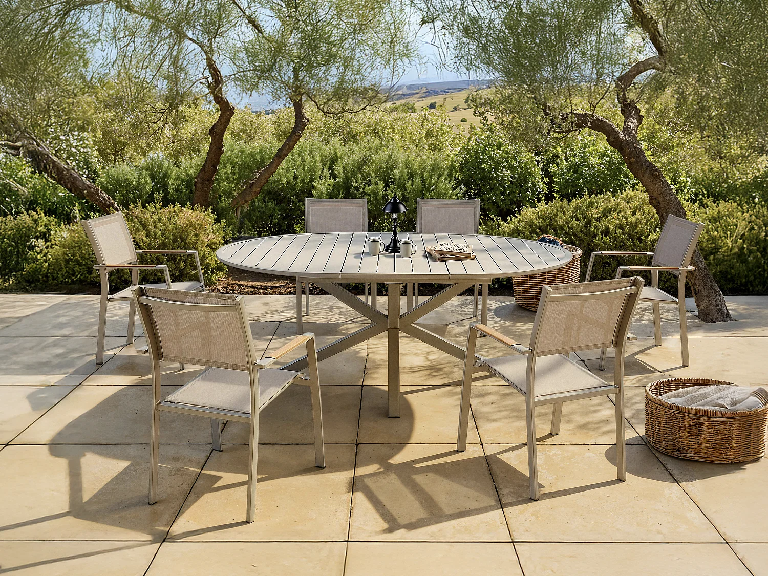 Zestaw mebli ogrodowych: okrągły rozkładany stół o długości 150/200 cm i 6 składanych foteli - Taupe - YOHA od MYLIA