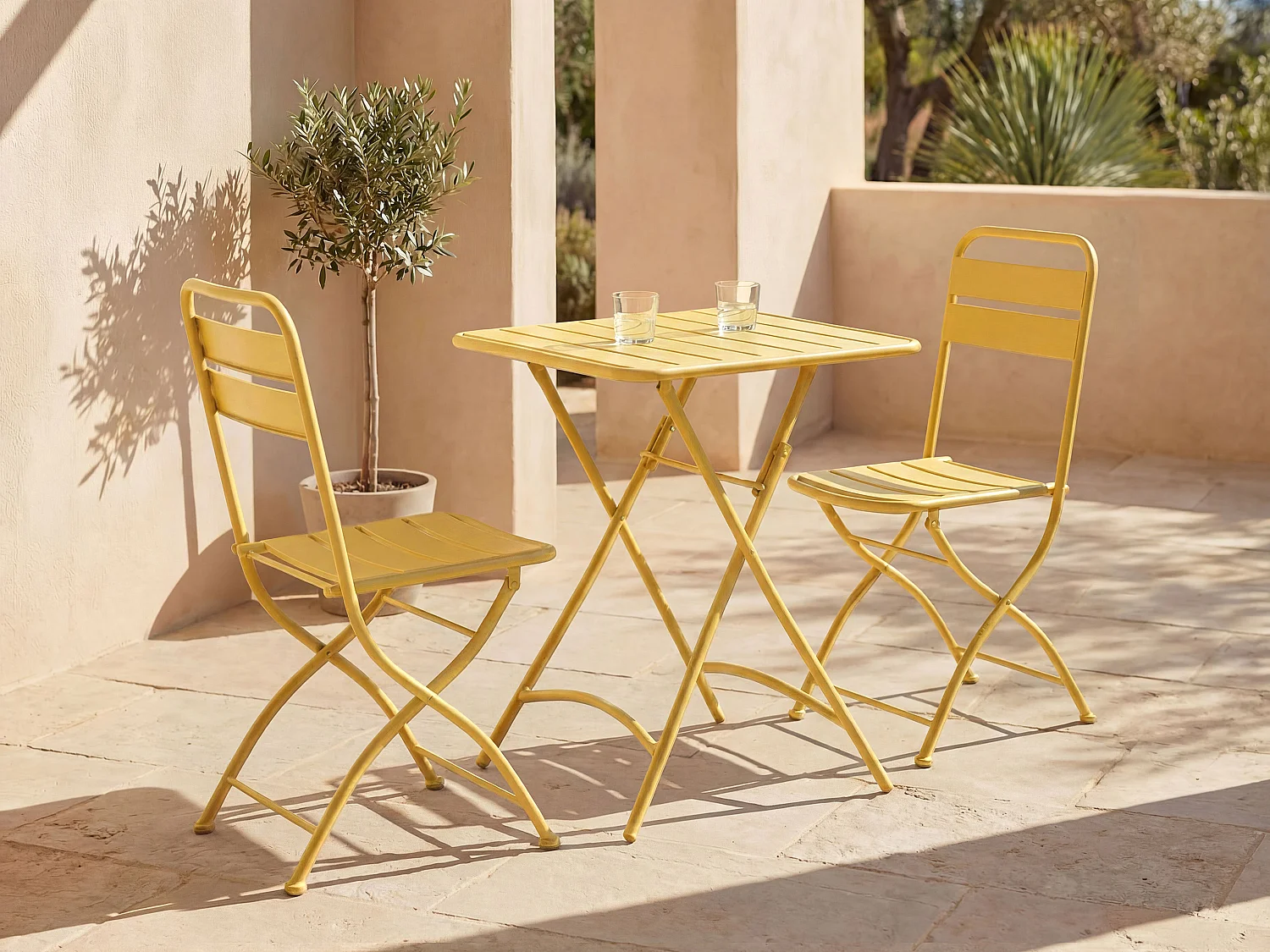 Salle à manger de jardin pliante en métal - une table L.60 cm et 2 chaises pliantes - Jaune moutarde - MIRMANDE de MYLIA