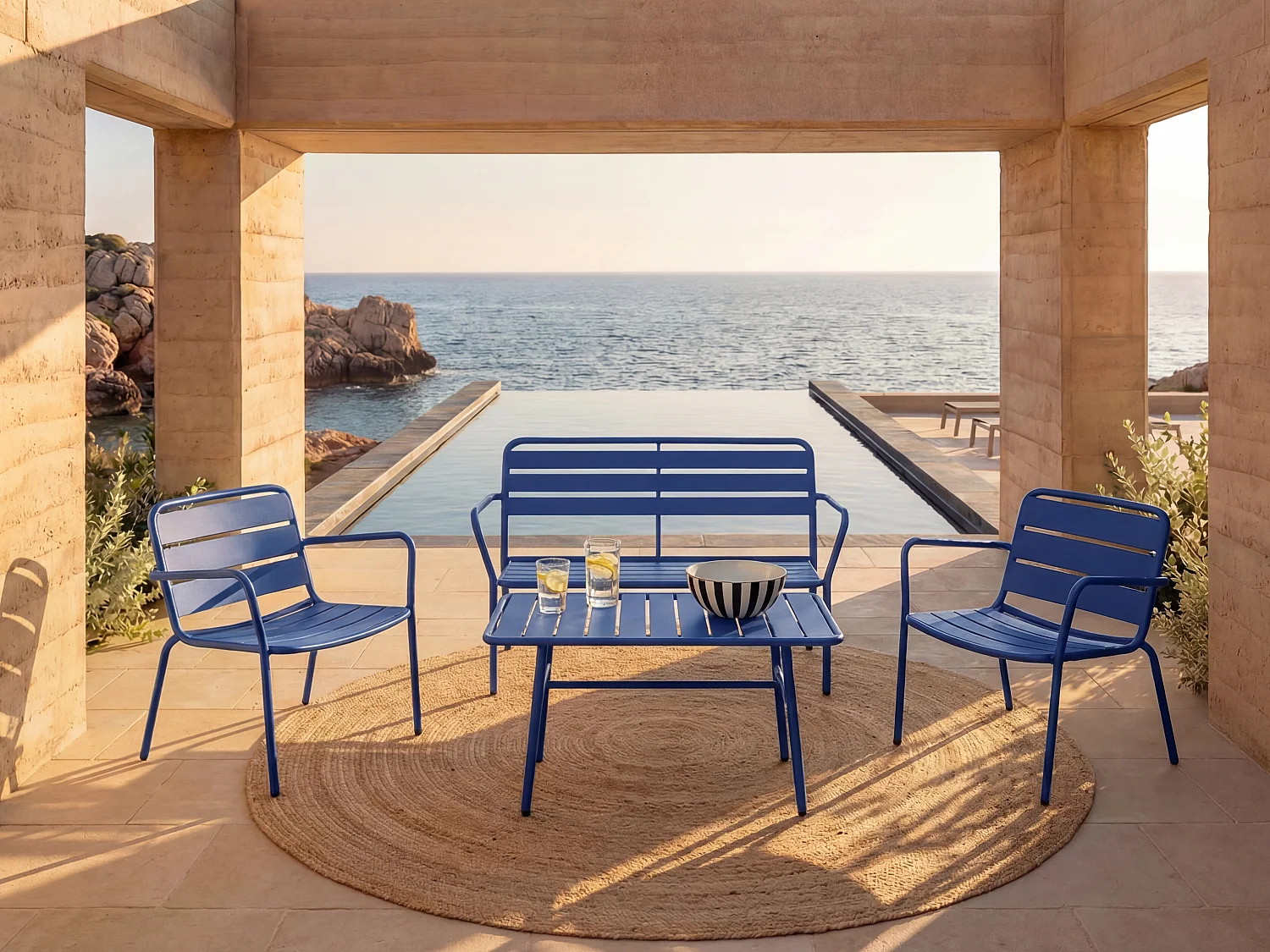 Metalen tuinset: een bank, 2 lage stoelen en een salontafel - Nachtblauw - MIRMANDE van MYLIA