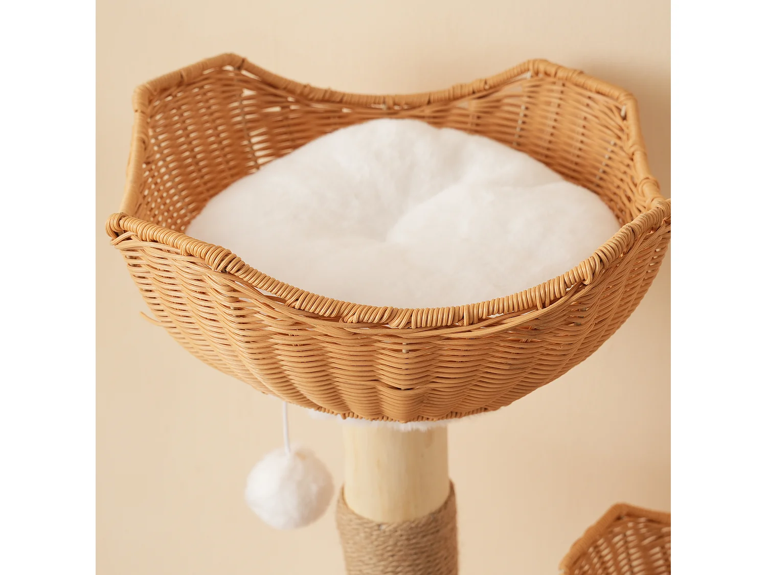 Kratzbaum 60x42x108cm - mit 1 Höhle und 2 Körben - mit Plüschball und dickem Kissen - natur + weiß