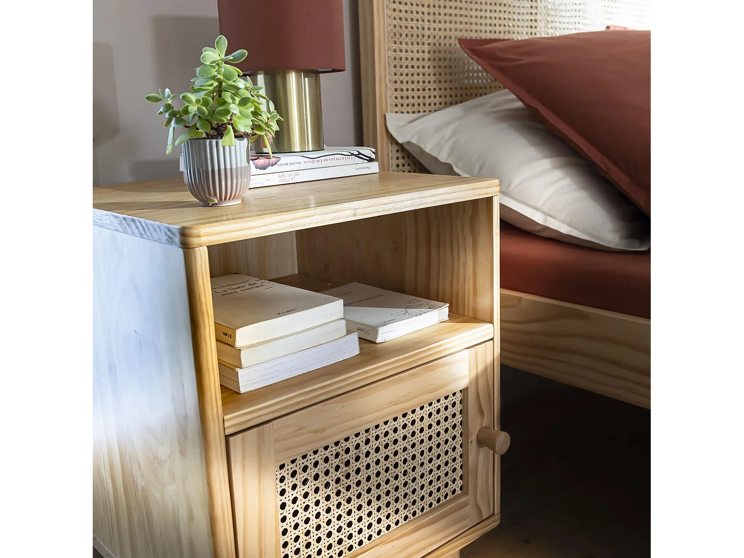 Lit en pin massif avec véritable cannage ANNA 140x200 + table de chevet cannage - ANNA