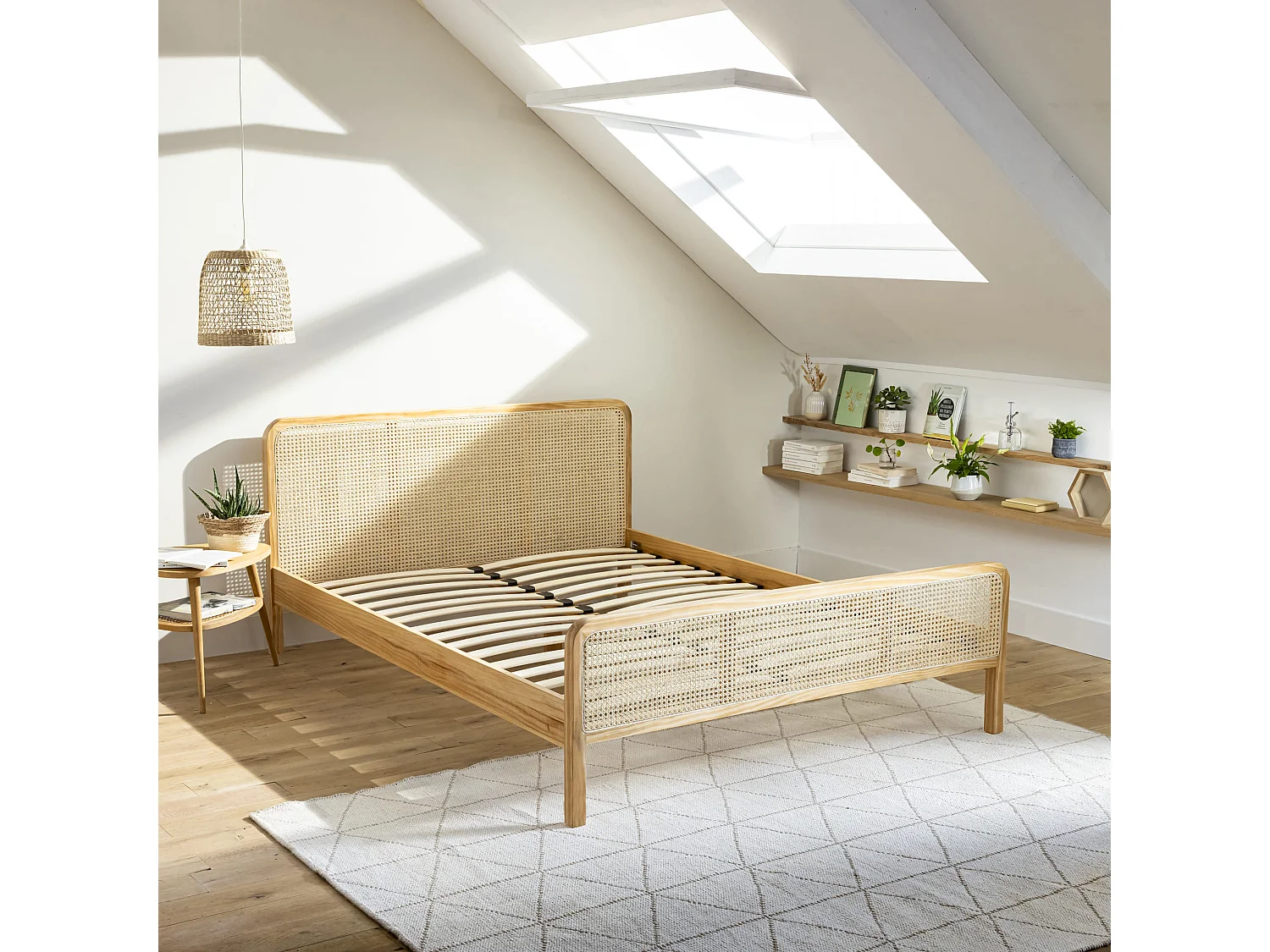 Lit en pin massif avec véritable cannage ANNA 140x200 + table de chevet cannage - ANNA