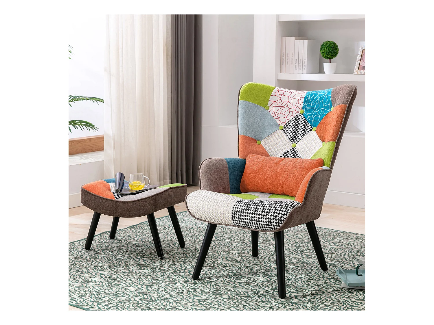 Fauteuil patchwork scandinave avec repose-pieds assorti, coussin lombaire et pieds en bois massif - Tissu en lin au design multicolore pour salon ou balcon