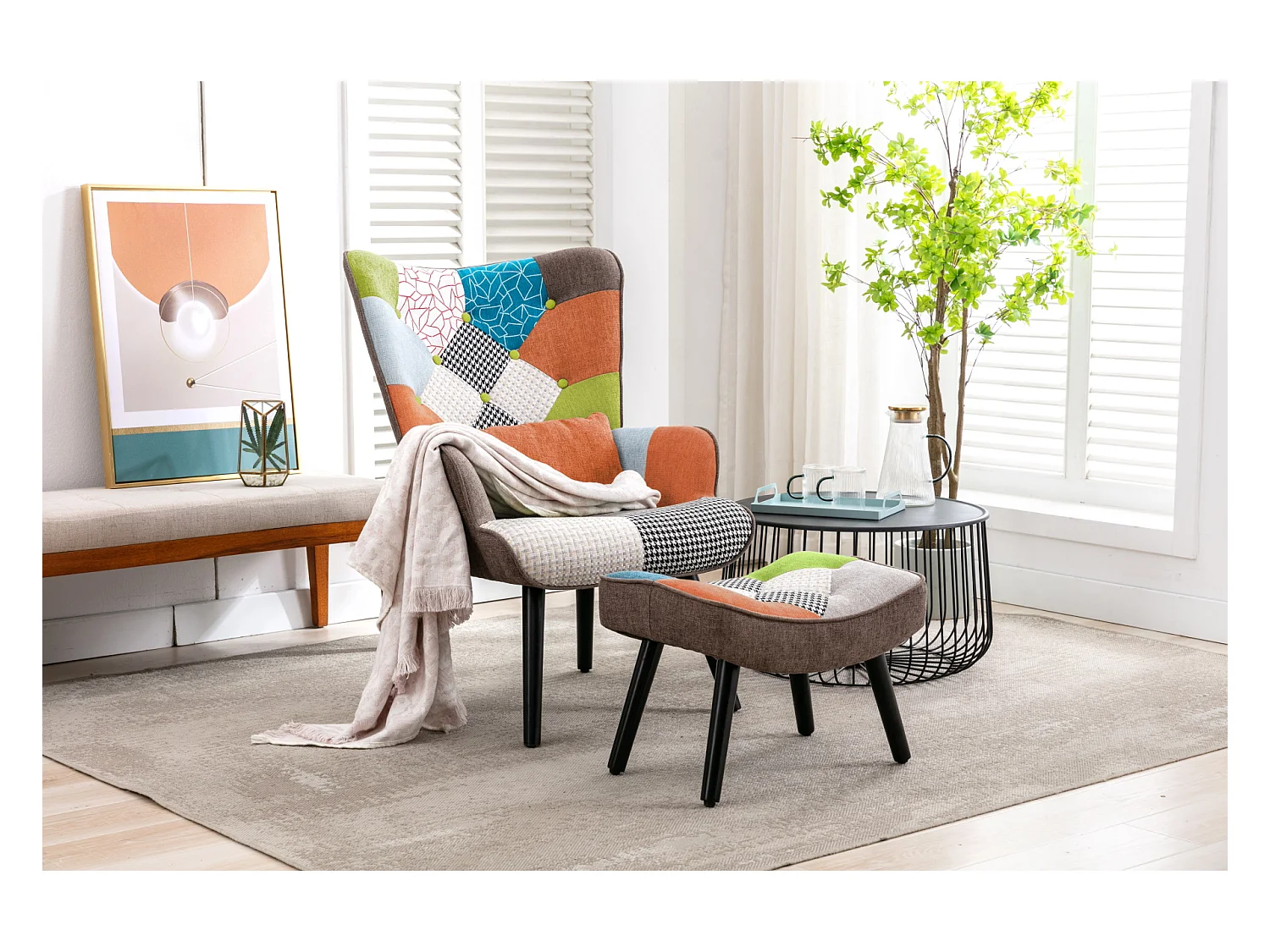 Fauteuil patchwork scandinave avec repose-pieds assorti, coussin lombaire et pieds en bois massif - Tissu en lin au design multicolore pour salon ou balcon