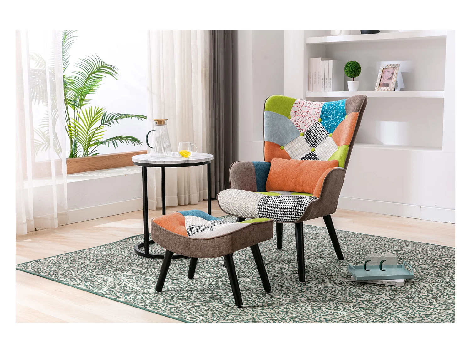 Fauteuil patchwork scandinave avec repose-pieds assorti, coussin lombaire et pieds en bois massif - Tissu en lin au design multicolore pour salon ou balcon