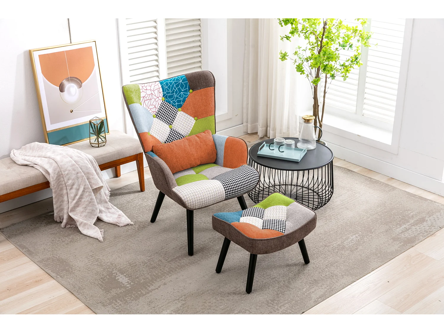 Fauteuil patchwork scandinave avec repose-pieds assorti, coussin lombaire et pieds en bois massif - Tissu en lin au design multicolore pour salon ou balcon