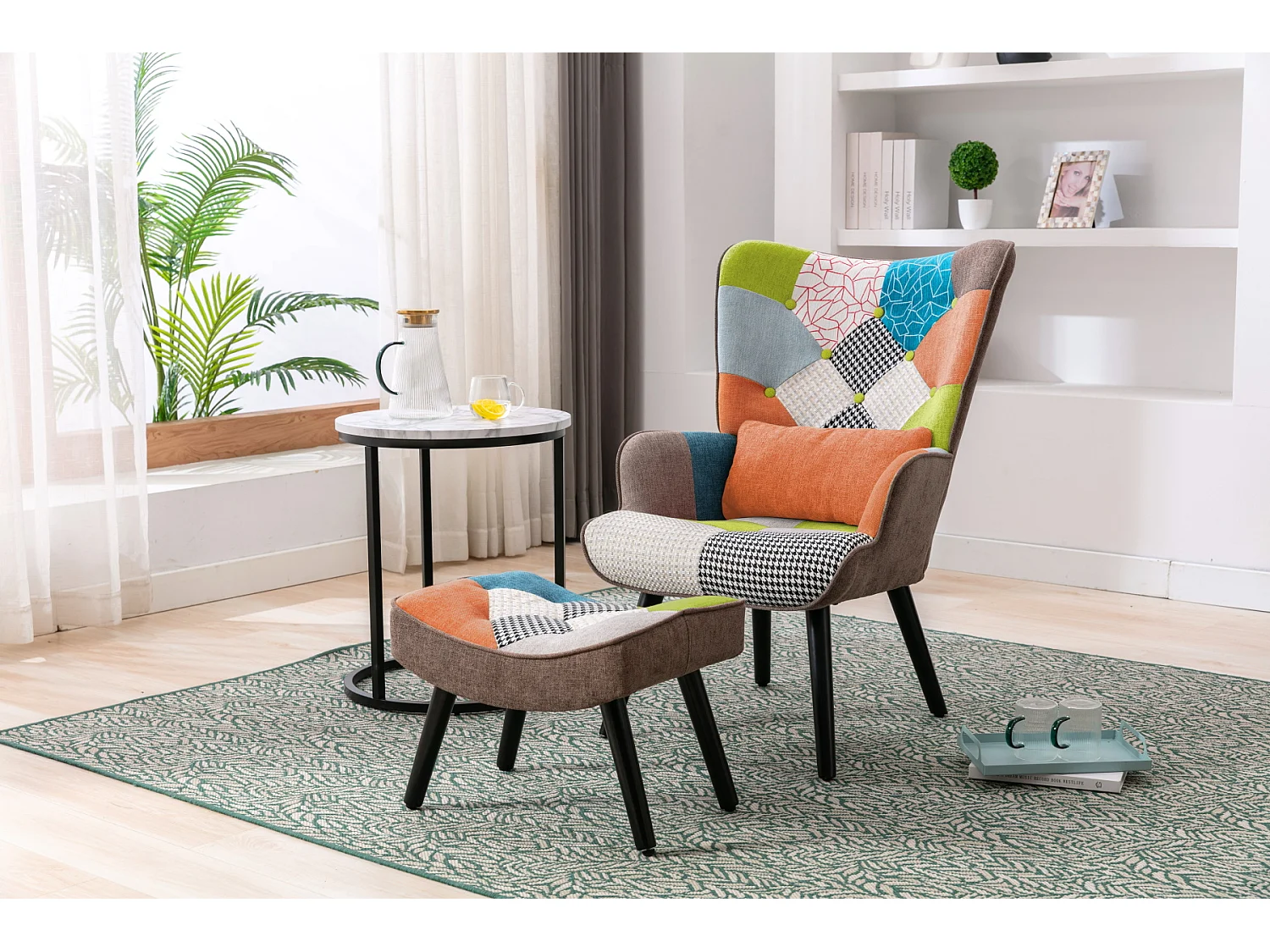 Fauteuil patchwork scandinave avec repose-pieds assorti, coussin lombaire et pieds en bois massif - Tissu en lin au design multicolore pour salon ou balcon