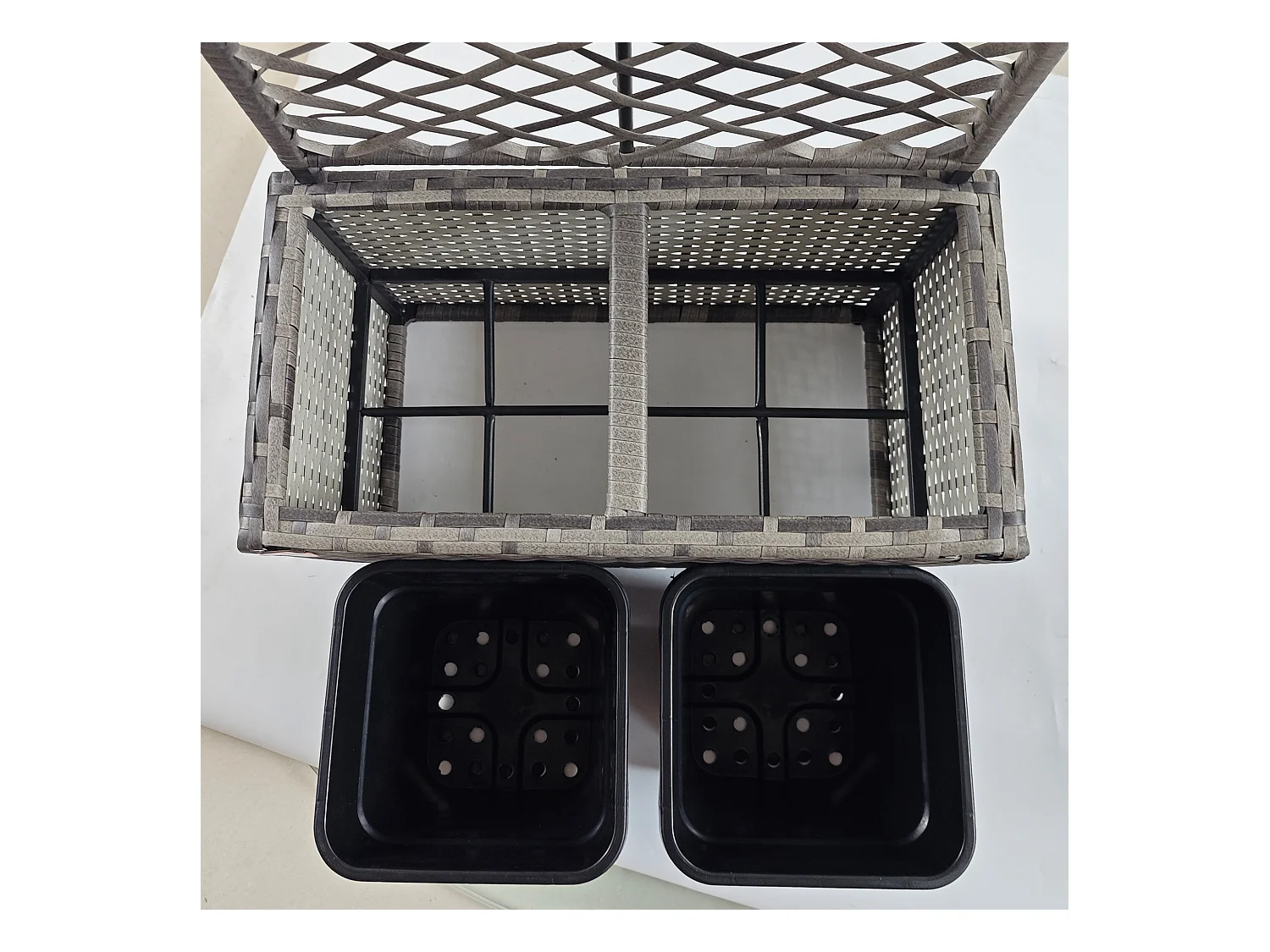 Fioriera con grigliato per rampicanti e 2 vasi in rattan pe grigio