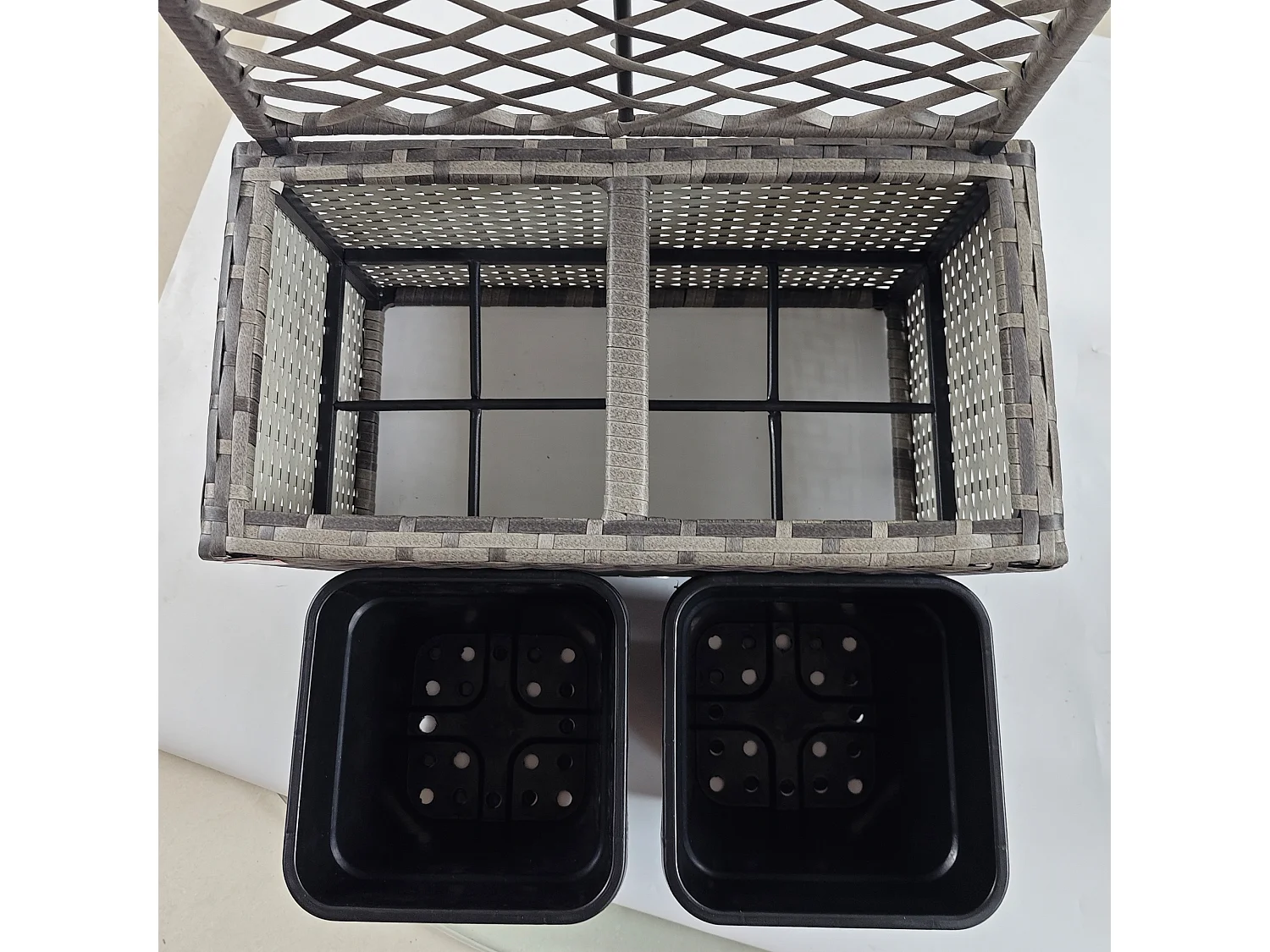 Fioriera con grigliato per rampicanti e 2 vasi in rattan pe grigio