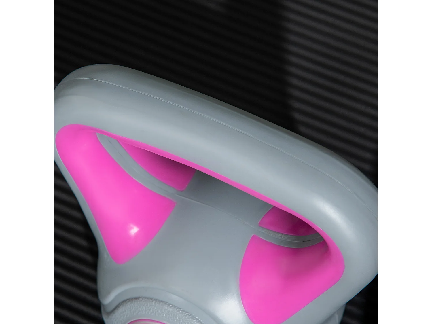 Kettlebell 2kg in pu e sabbia con base piatta e impugnatura rosa