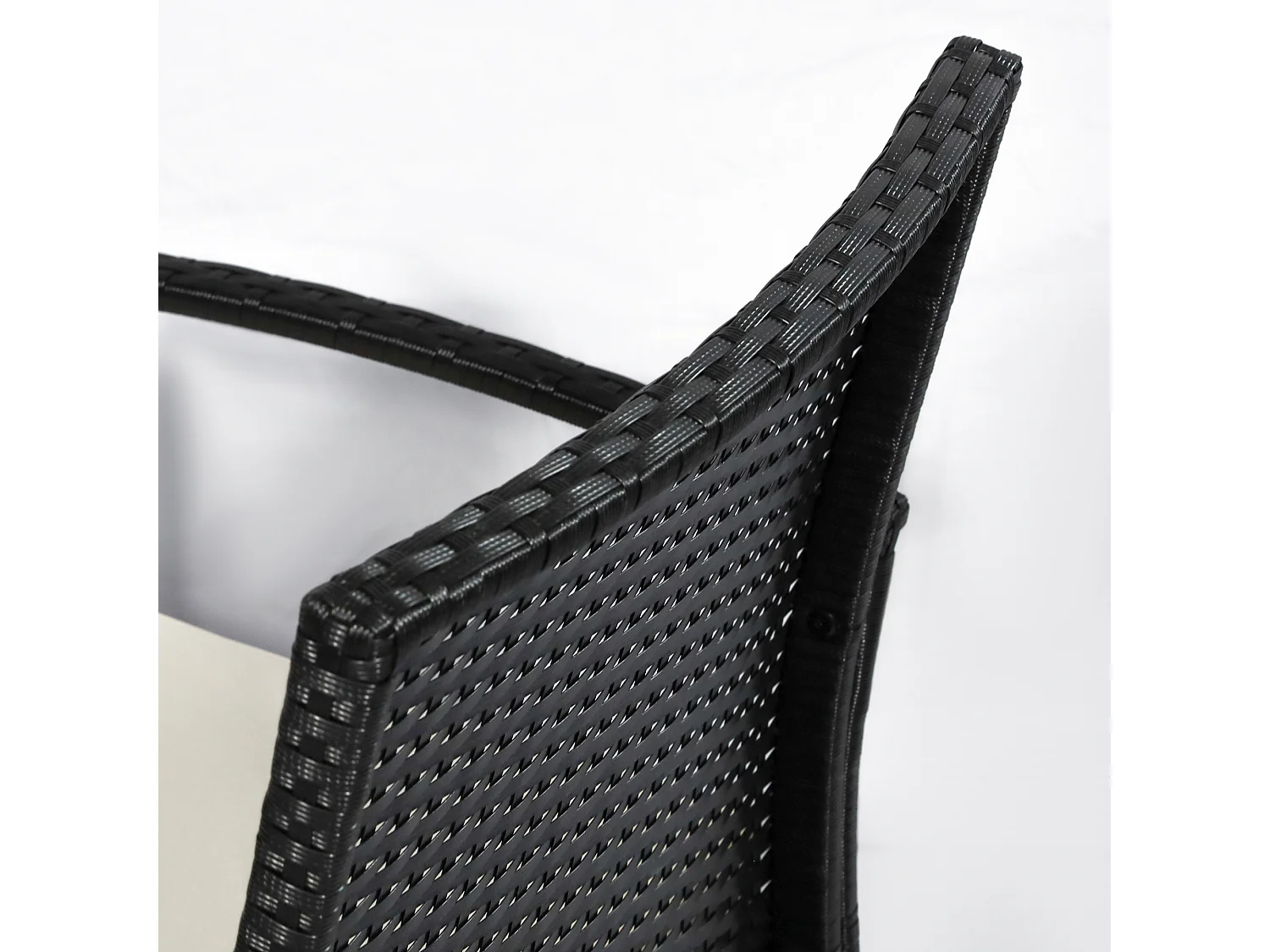 Set da giardino 4 pezzi in rattan pe con tavolino 2 poltrone e divano