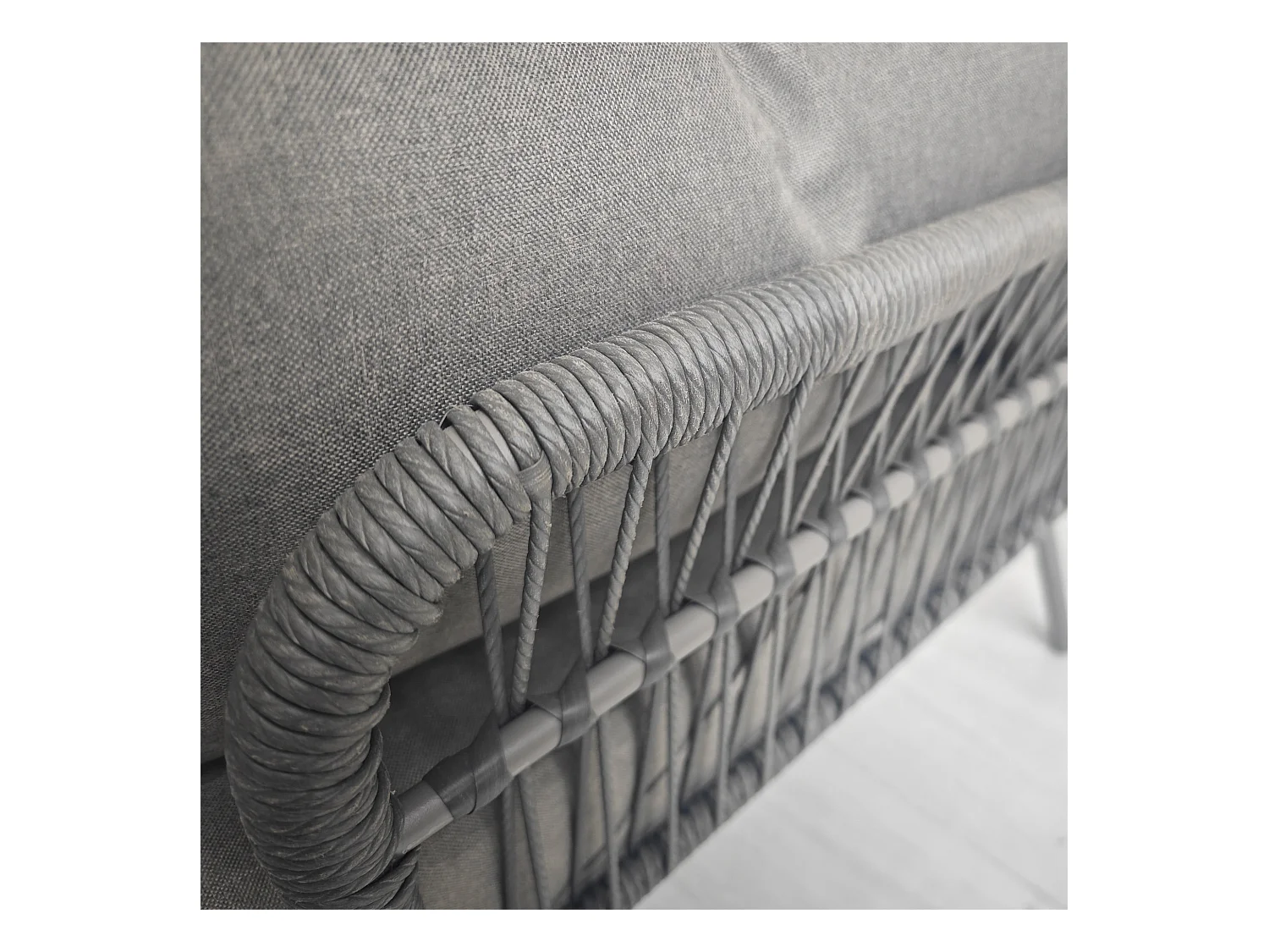 Set da giardino boho con divano angolare e tavolino in rattan grigio