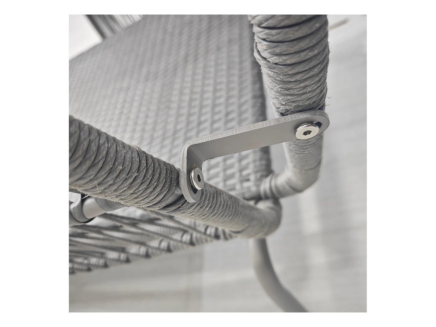 Set da giardino boho con divano angolare e tavolino in rattan grigio