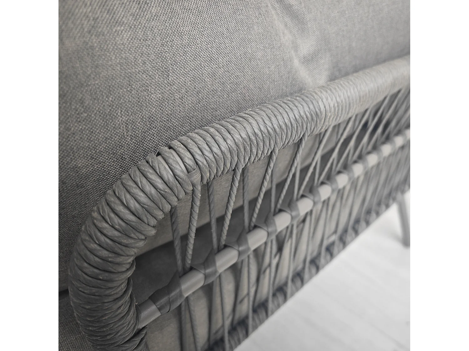 Set da giardino boho con divano angolare e tavolino in rattan grigio