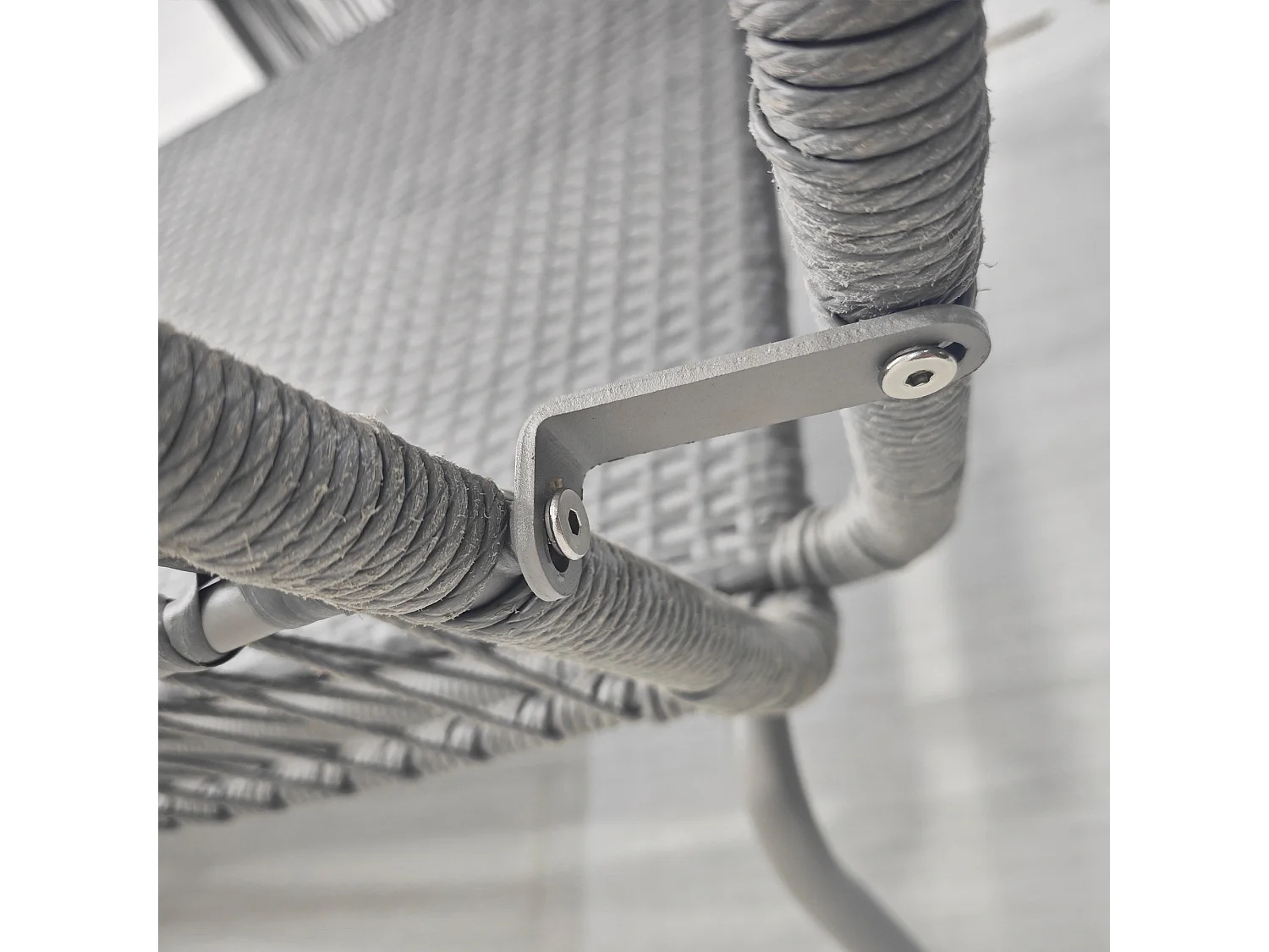 Set da giardino boho con divano angolare e tavolino in rattan grigio