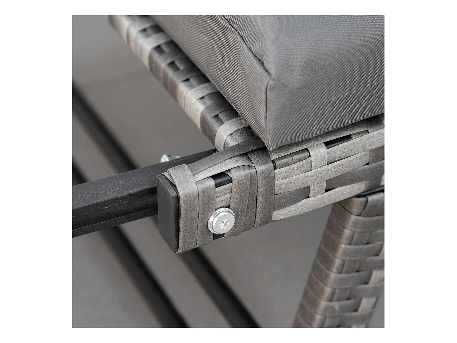 Divano da esterno con braccioli ribaltabili e cuscini in rattan grigio