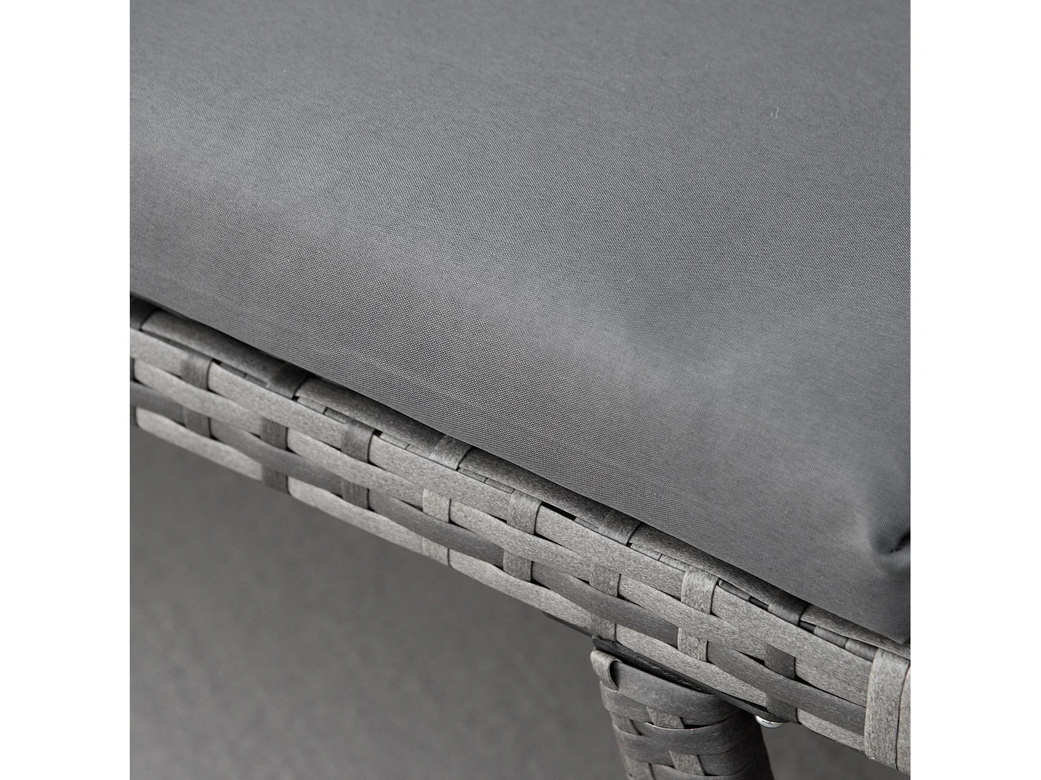 Divano da esterno con braccioli ribaltabili e cuscini in rattan grigio