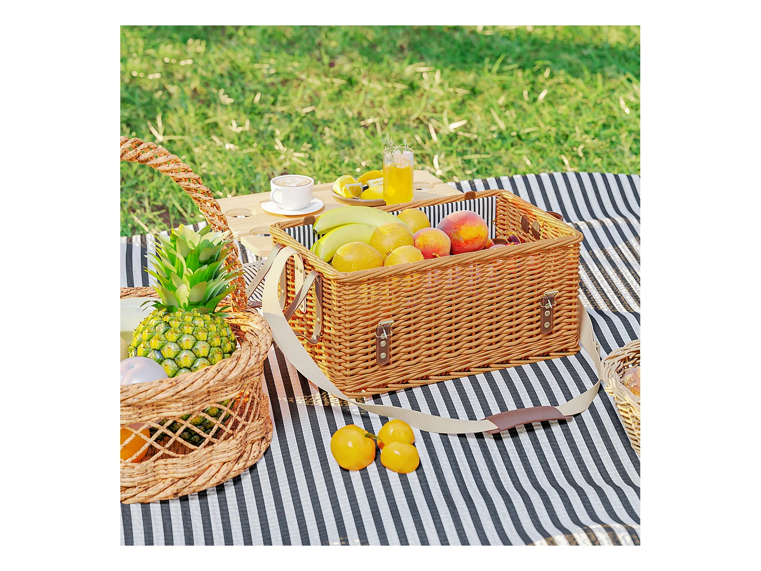 Cesta da pic nic per 4 persone con tavolino in vimini marrone chiaro