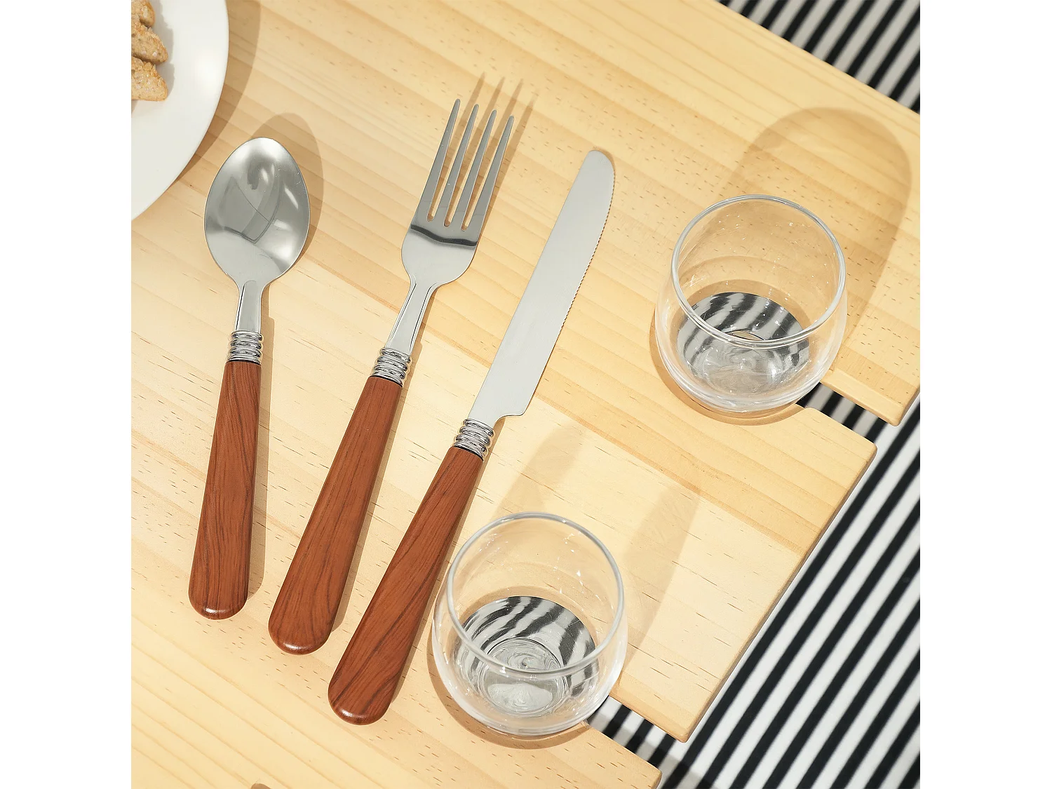 Cesta da pic nic per 4 persone con tavolino in vimini marrone chiaro