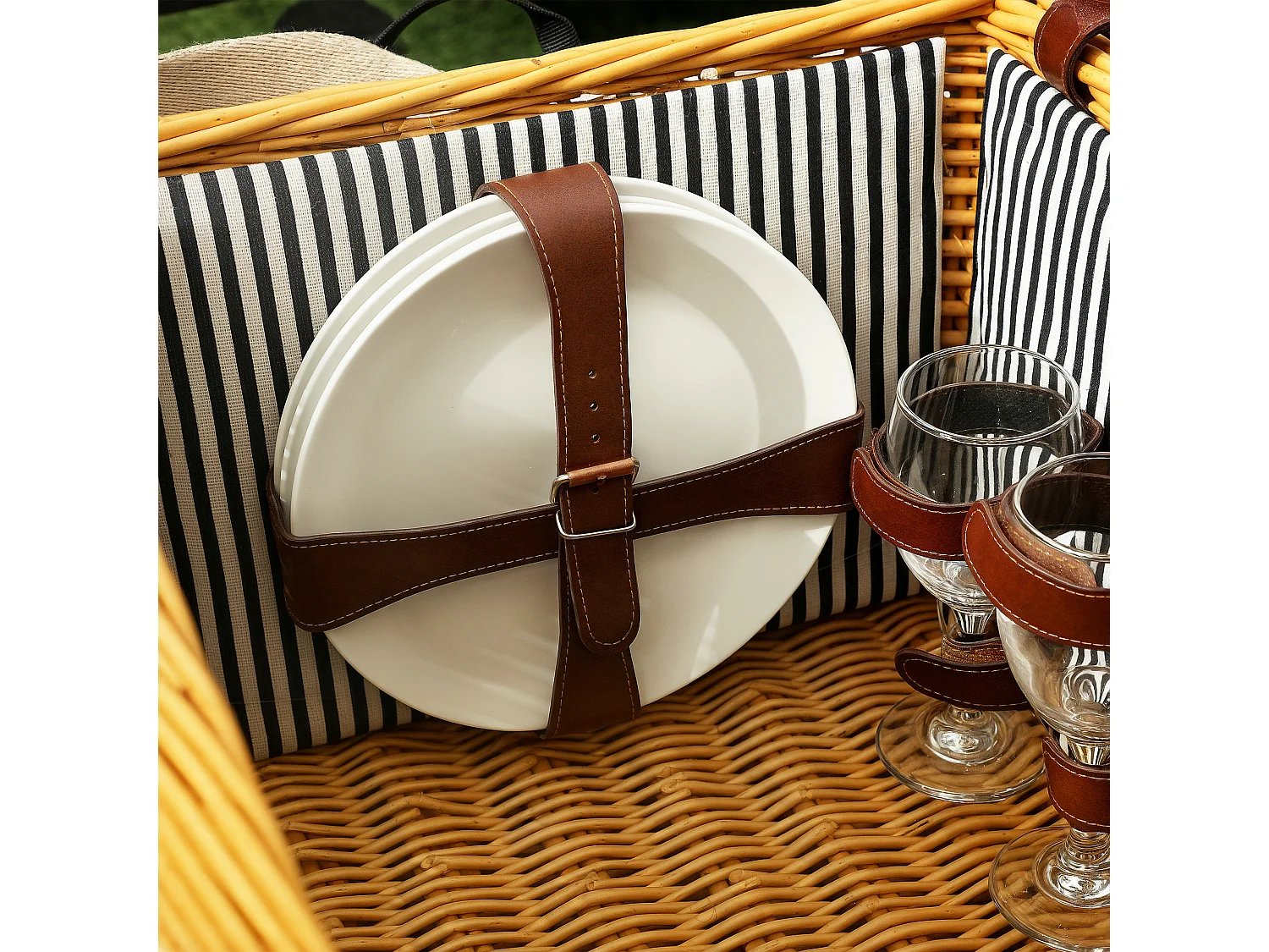 Cesta da pic nic per 4 persone con tavolino in vimini marrone chiaro