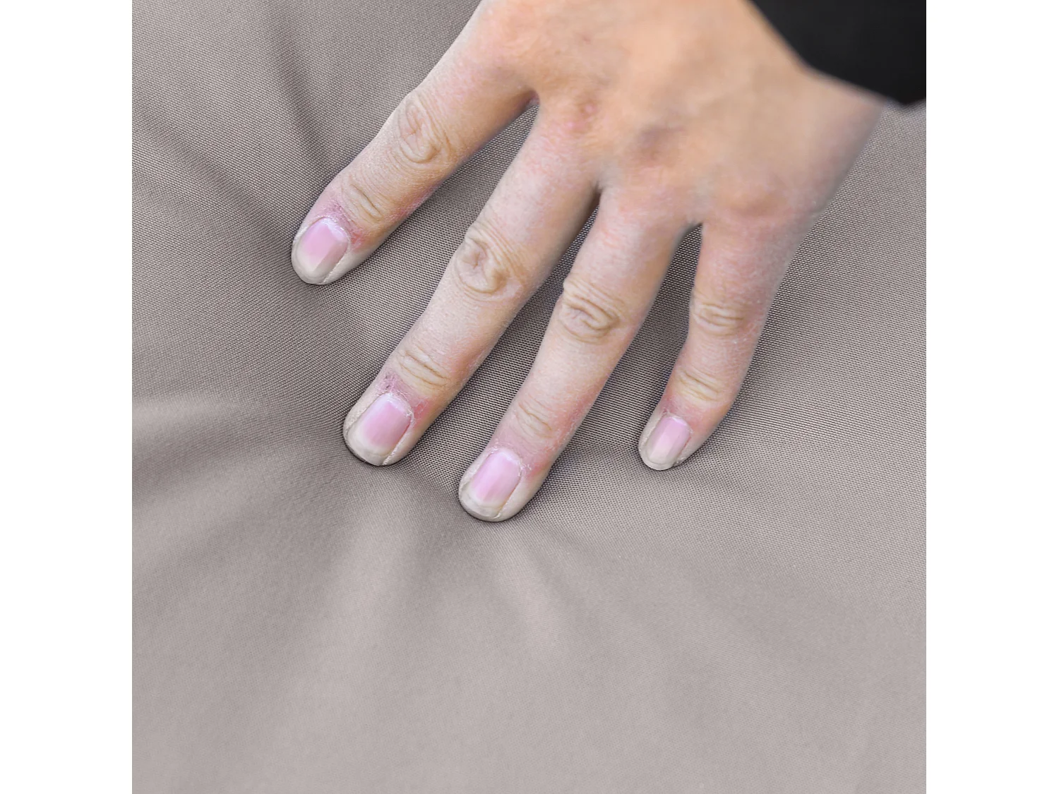 Sdraio da giardino con schienale reclinabile in rattan grigio