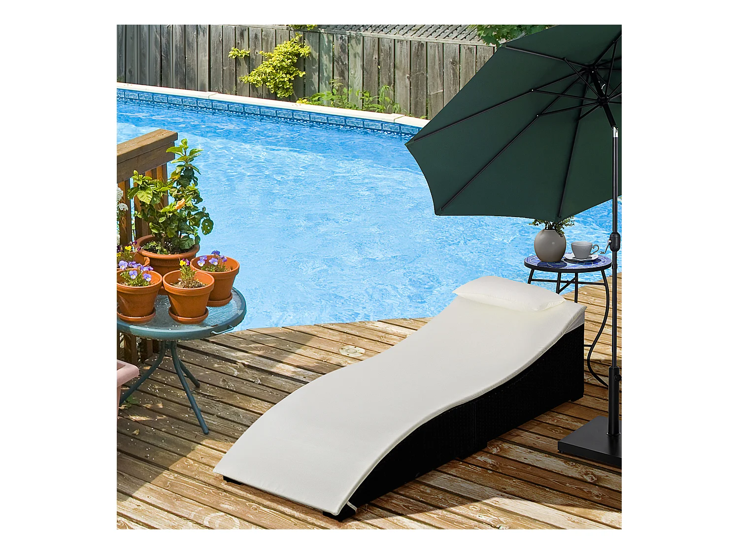 Lettino prendisole pieghevole con cuscino in rattan pe nero