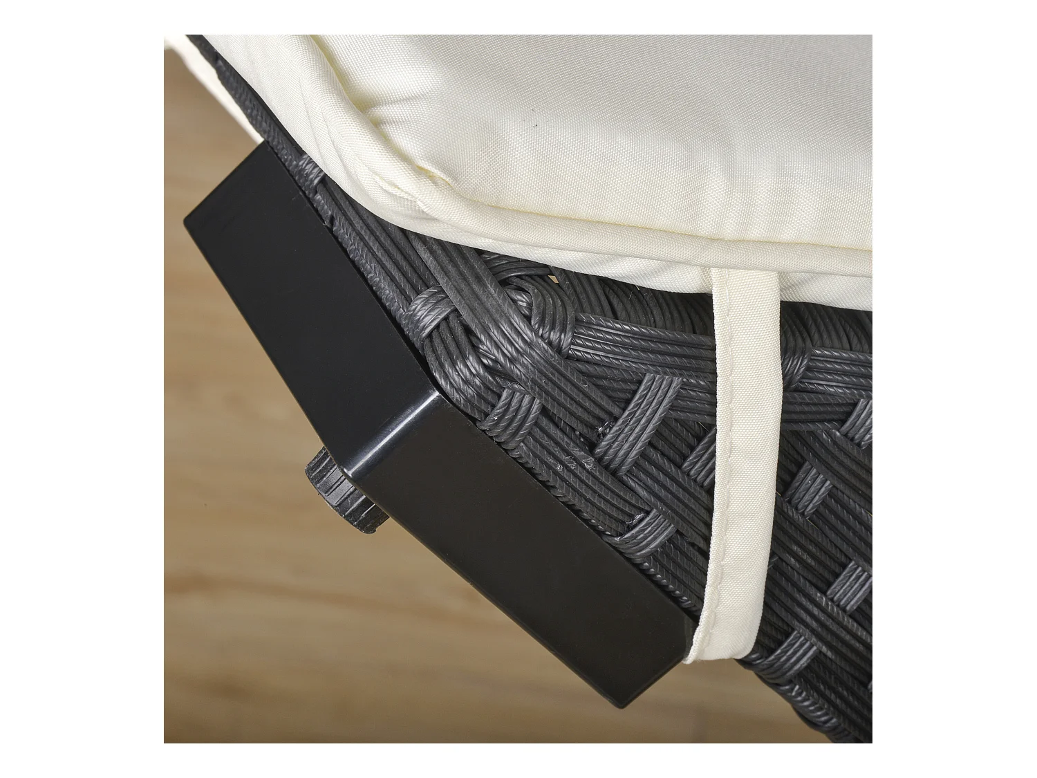 Lettino prendisole pieghevole con cuscino in rattan pe nero