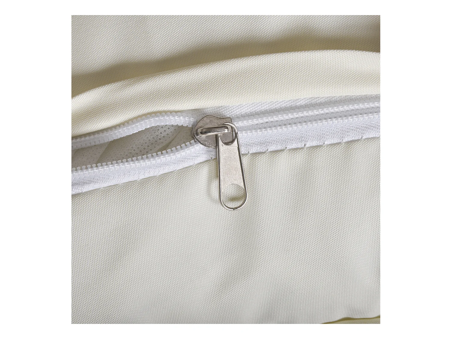 Lettino prendisole pieghevole con cuscino in rattan pe nero