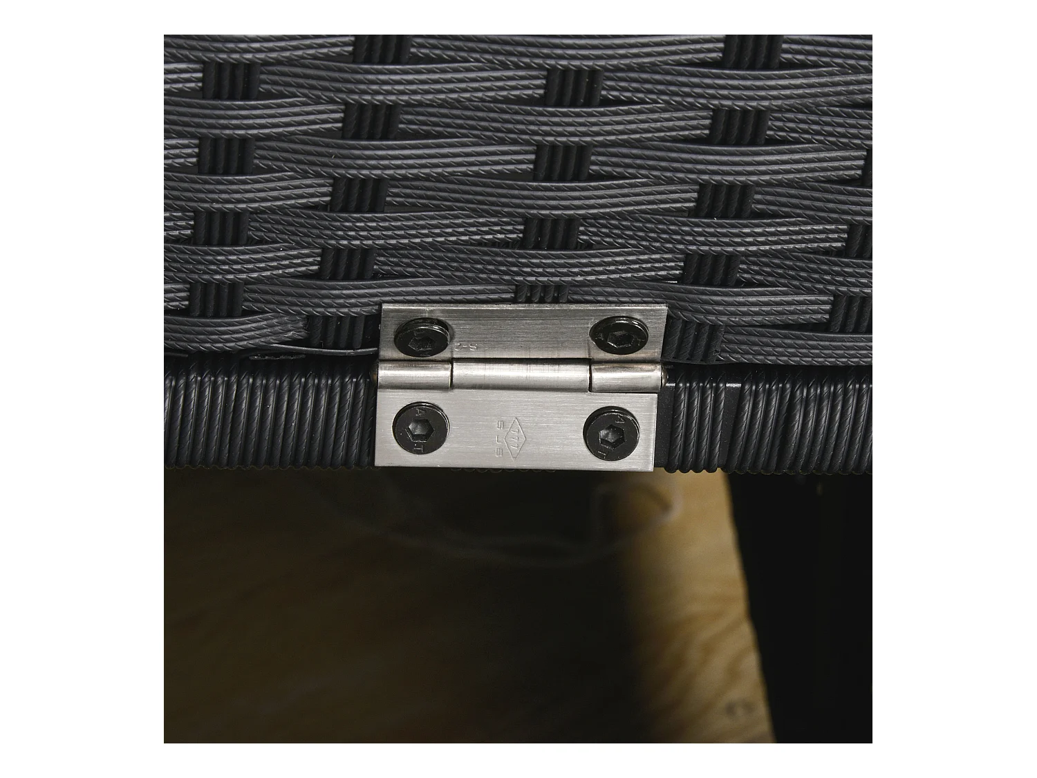 Lettino prendisole pieghevole con cuscino in rattan pe nero