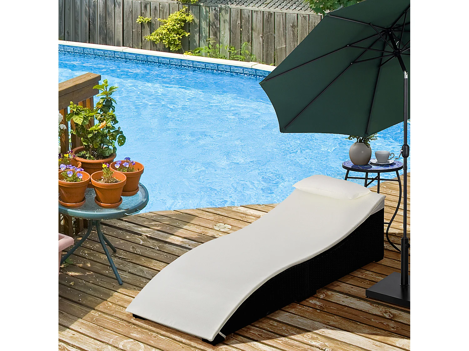 Lettino prendisole pieghevole con cuscino in rattan pe nero