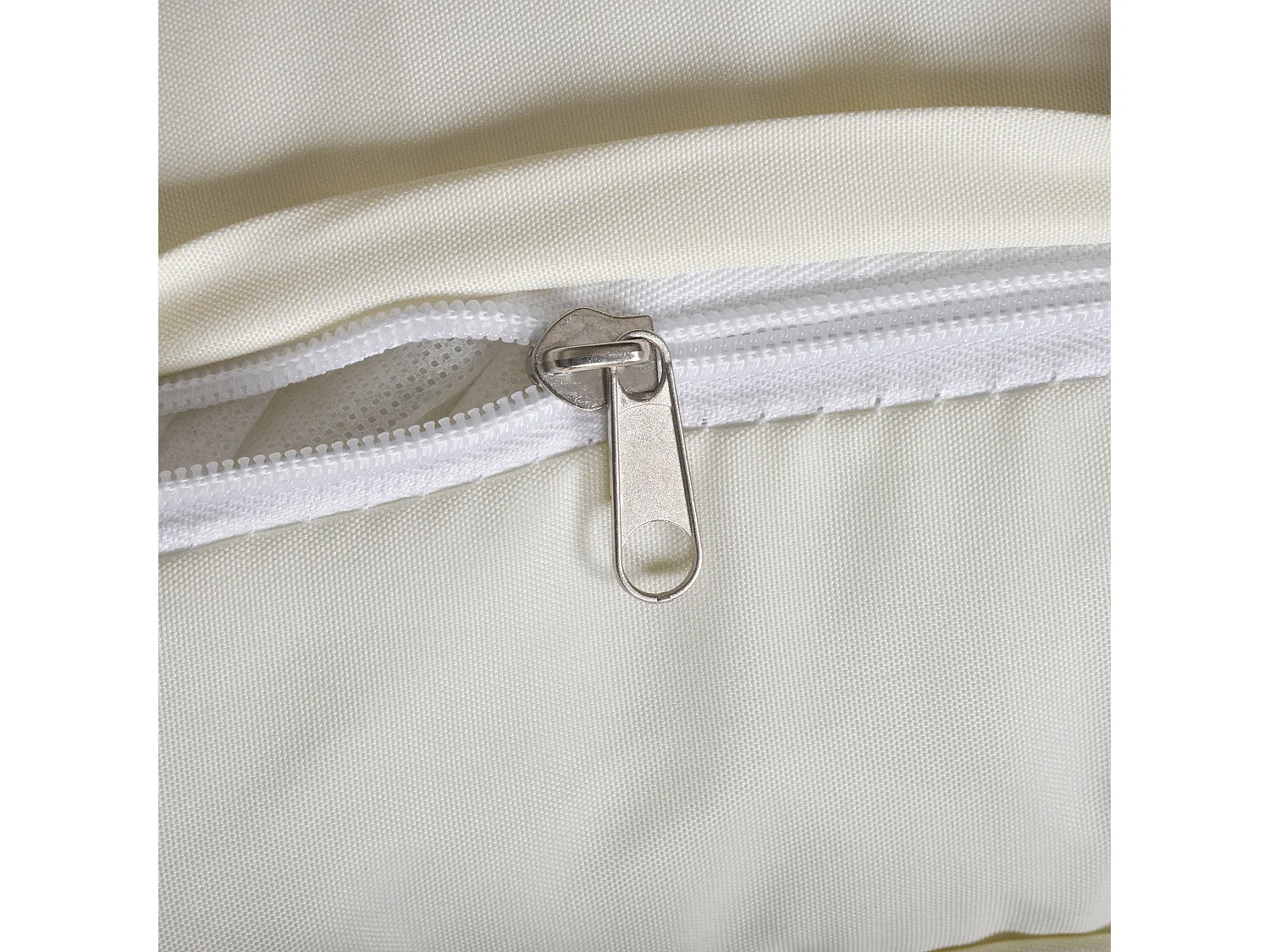 Lettino prendisole pieghevole con cuscino in rattan pe nero