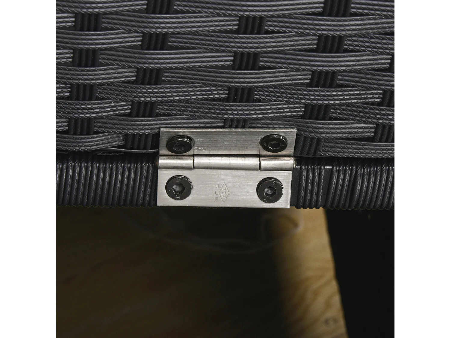 Lettino prendisole pieghevole con cuscino in rattan pe nero