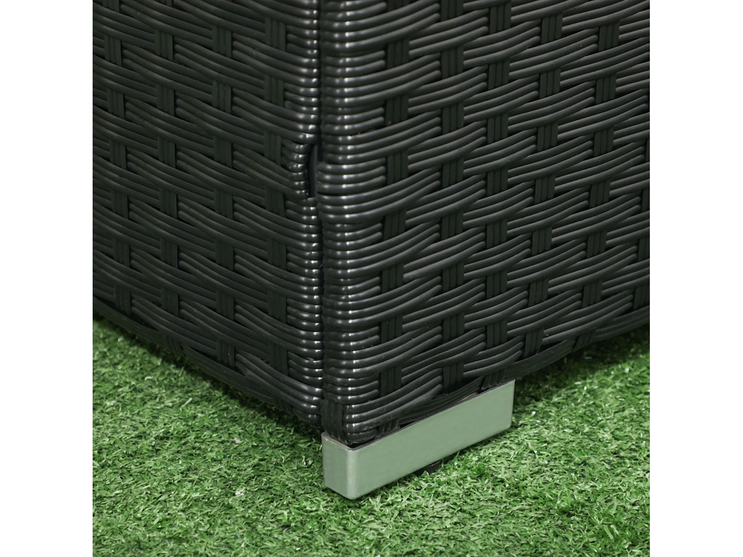 Baule da giardino in rattan e acciaio con coperchio nero