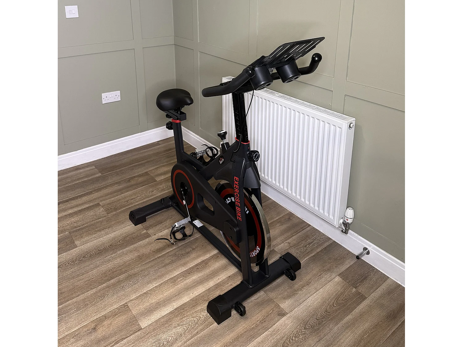 Cyclette da casa con volano da 8 kg e schermo lcd rosso e nero