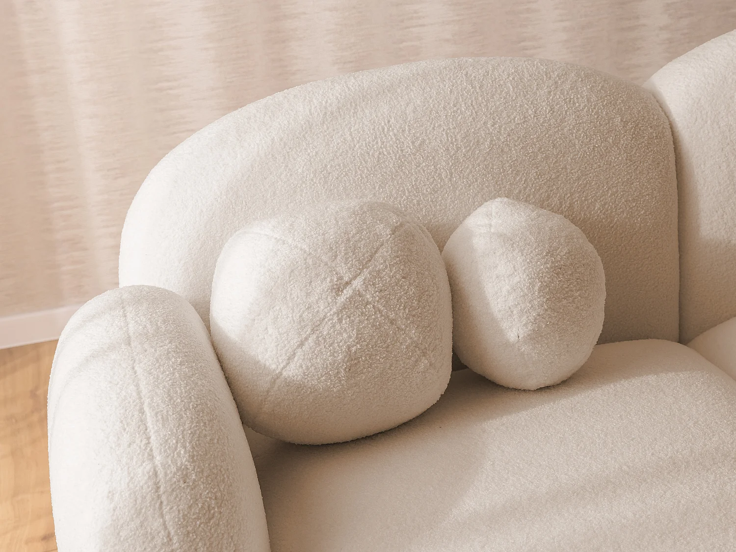 Nuvola - Moderne Ecksofa L-Form aus Hellbeige Bouclé-Stoff mit abgerundetem Design und hohem Sitzkomfort